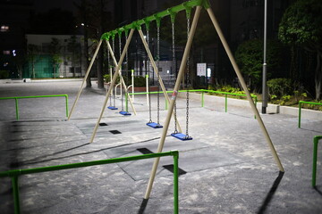 誰もいない夜の公園のブランコ