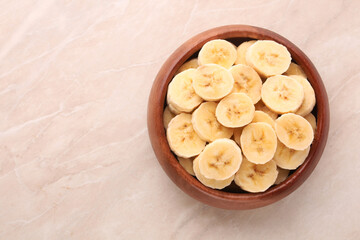 bowl of sliced ​​bananas top view