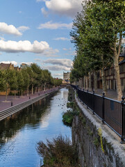 Fototapeta premium Brick houses, bridges and bikes along the Wapping Ornamental Canal in London