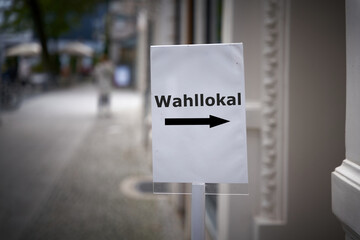 Schild mit der Aufschrift Wahllokal in einer deutschen Stadt