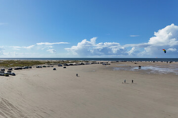 Drohnen Aufnahme vom Strand Lakolk auf der Insel Römö an einem sonnigen Tag im September