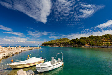 Krajobraz Skala Sikaminia z niebieskim niebem i g&oacute;rami z greckiej, wulkanicznej wyspy Lesbos, położonej nad Morzem Egejskim