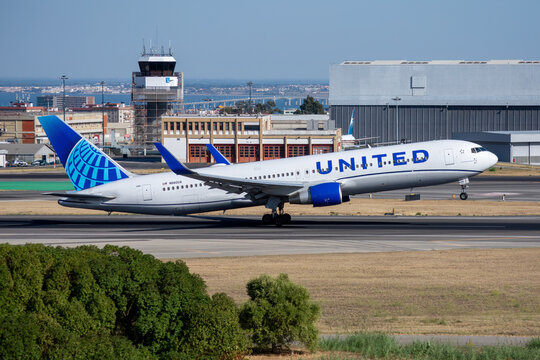 Avi&oacute;n de l&iacute;nea de largo radio Boeing 767 de la aerol&iacute;nea United Airlines despegando en el aeropuerto de Lisboa con matr&iacute;cula N660UA