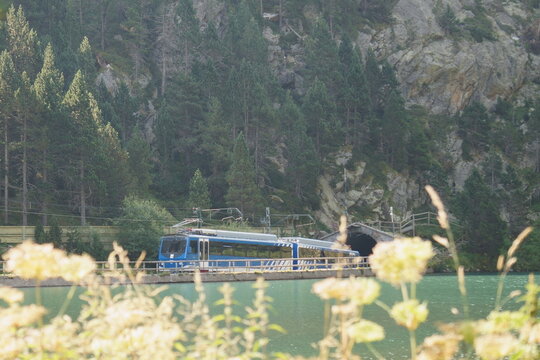 Tren cremallera atravesando un t&uacute;nel en los Pirineos