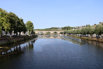 Fototapeta premium Ancien pont de chemin de fer sur la rivière l'Aulne, viaduc ferroviaire, ville de Châteaulin, département du Finistère, Bretagne, France