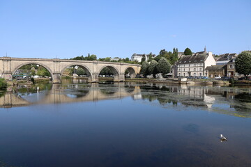 Obraz premium Ancien pont de chemin de fer sur la rivière l'Aulne, viaduc ferroviaire, ville de Châteaulin, département du Finistère, Bretagne, France