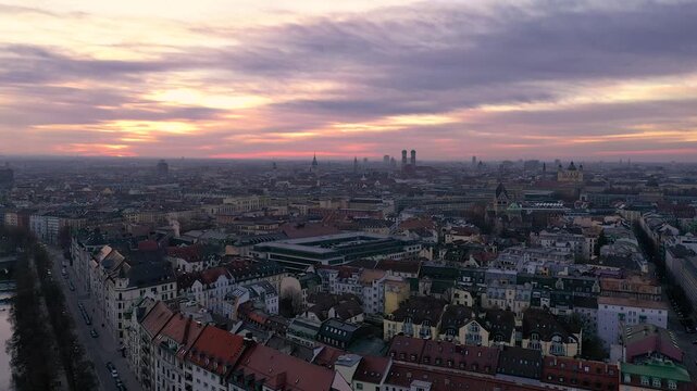 4K Drohnenflug &uuml;ber M&uuml;nchen bei Sonnenuntergang mit Alpenpanorama und Skyline mit Frauenkirche, Marienplatz, Theatinerkirche, Deutschem Museum, Isar, Gasteig, Maximiliansstra&szlig;e und St. Lukas.