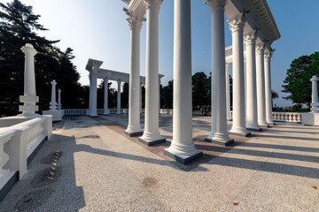 Fototapeta premium A large, empty courtyard with white pillars and a blue sky