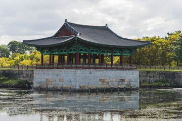 Obraz premium Gyeongju, South Korea, view of Donggung Palace and Wolji Pond in a sunny day, North Gyeongsang Province, Gyeongju city, Silla dinasty traditional Korean hanok architecture, Yeongnam region