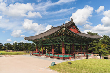 Obraz premium Gyeongju, South Korea, view of Donggung Palace and Wolji Pond in a sunny day, North Gyeongsang Province, Gyeongju city, Silla dinasty traditional Korean hanok architecture, Yeongnam region