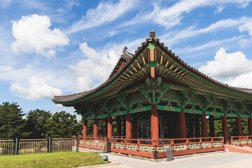 Obraz premium Gyeongju, South Korea, view of Donggung Palace and Wolji Pond in a sunny day, North Gyeongsang Province, Gyeongju city, Silla dinasty traditional Korean hanok architecture, Yeongnam region