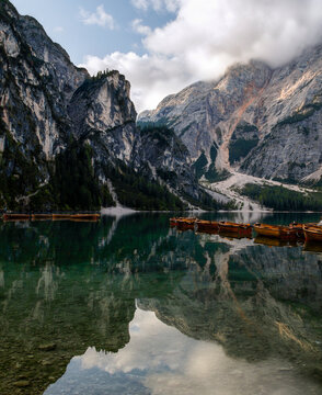 Lake Braies Neboli Pragser Wildsee are a lake in the Italian region of Jin Tirolsko, one of the most beautiful lakes in the Dolomites.Italy. Tourism concept.