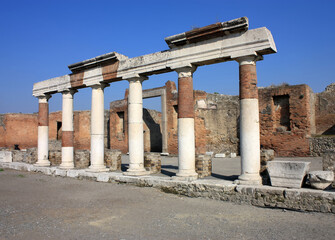 Fototapeta premium Colonnato antico negli scavi archeologici di Pompei.