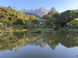 Montanhas da serra dos Orgãos no Rio de Janeiro, refletidas em um pequeno lago