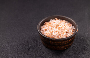 Pink himalayan salt granules in small bowl