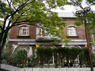 レトロな建物が残る神戸三宮の東遊園