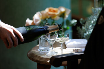 シャンパンを注ぐ