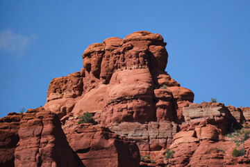 Fototapeta premium A red rock formation against a blue sky in sedona, arizona