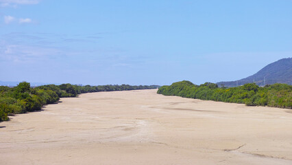出雲市斐川町の瑞穂大橋から見た渇水時の斐伊川