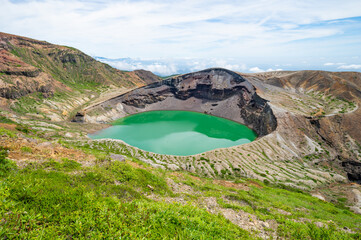 蔵王連峰から見下ろすお釜