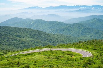 蔵王ハイラインから望む山々と道
