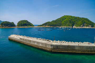 和歌山県戸津井漁港の防波堤と青く澄んだ海