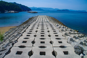 和歌山県湯浅町・田海岸の堤防と青い海の風景