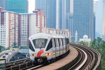クアラルンプールの市街地を走るLRT