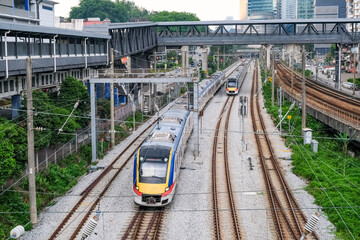 クアラルンプールの市街地を走る近郊電車