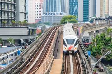 クアラルンプールの市街地を走るLRT