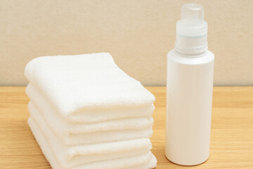 暮らしのイメージ｜積まれたタオルと洗剤
