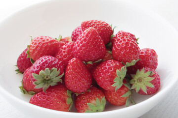 白いボウルに盛られた長野県産サマーリリカルいちご