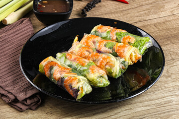 Vietnamese spring roll with prawn and mango