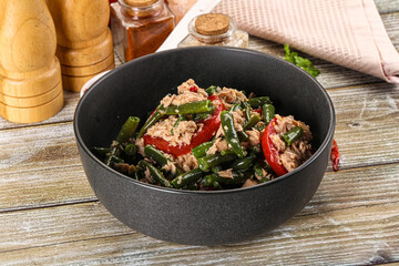 Salad with canned tuna and beans