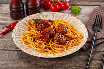 Meatballs with tomato sauce and spaghetti