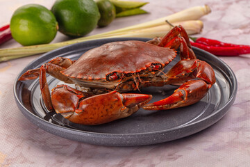 Gourmet steamed crab served lime