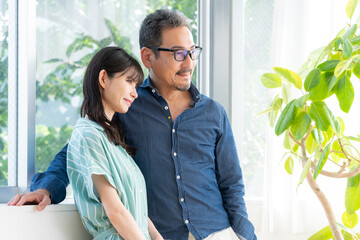 リビングでくつろぐミドルの夫婦