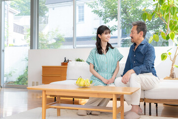 リビングでくつろぐミドルの夫婦