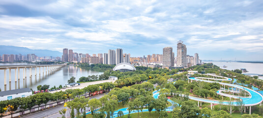 Obraz premium Aerial view of the Jiujiang Urban section of the Yangtze River National Cultural Park shows clear water, green banks and beautiful scenery.