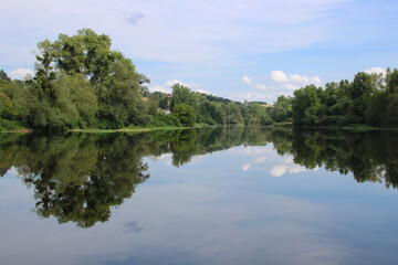 fleuve la Loire en été à Iguerande, reflet sur un fleuve calme en été