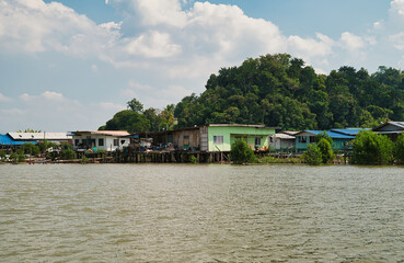 Obraz premium The traditional stilt village on the Sungai Tabo River, near Bako National Park, Sarawak, Borneo, Malaysia.