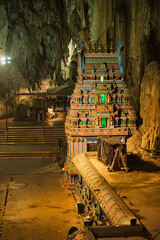 Obraz premium Hindu shrine inside the Batu Caves in Malaysia. This limestone cave complex is one of the most popular Hindu shrines outside India. The Batu Caves are dedicated to the god Murugan, son of Shiva and Pa