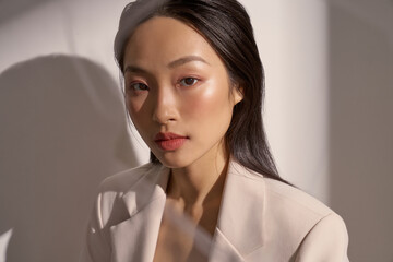 ジャケットを着た若い女性のムーディーなポートレート