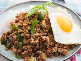 目玉焼きをのせたガパオライス