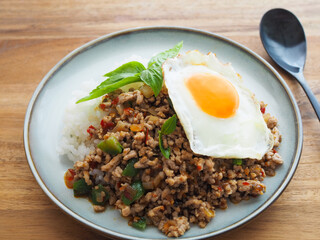 目玉焼きをのせたガパオライス
