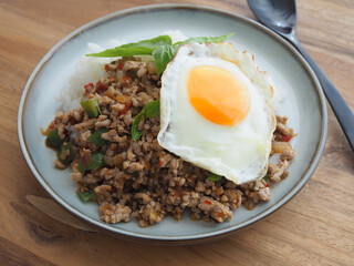目玉焼きをのせたガパオライス