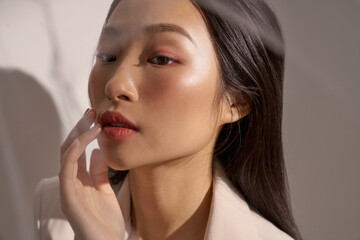 ジャケットを着た若い女性のムーディーなポートレート