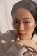 ジャケットを着た若い女性のムーディーなポートレート