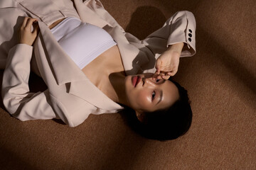 ジャケットを着た若い女性のムーディーなポートレート