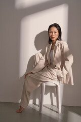 ジャケットを着た若い女性のムーディーなポートレート